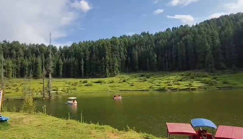 कोली ढेक झील में उमड़ रहे पर्यटक, सुविधाओं के विस्तार की उठी मांग