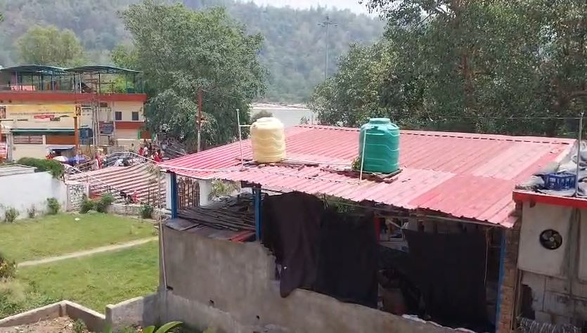 त्रिवेणी घाट धर्मशाला भूमि विवाद: अतिक्रमण के आरोप, प्रशासन पर निष्क्रियता का आरोप