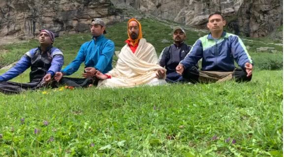 बद्रीनाथ धाम के चरण पादुका क्षेत्र में अंतर्राष्ट्रीय योग दिवस पर योग साधना, दिया स्वस्थ जीवन का संदेश
