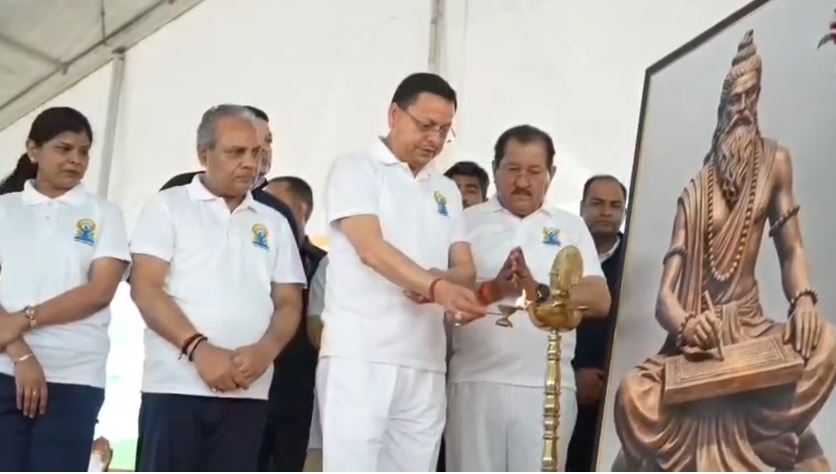 बनबसा में 12वें अंतर्राष्ट्रीय योग दिवस पर मुख्यमंत्री ने किया सामूहिक योगाभ्यास, ‘एक वृक्ष योग के नाम’ अभियान भी चलाया
