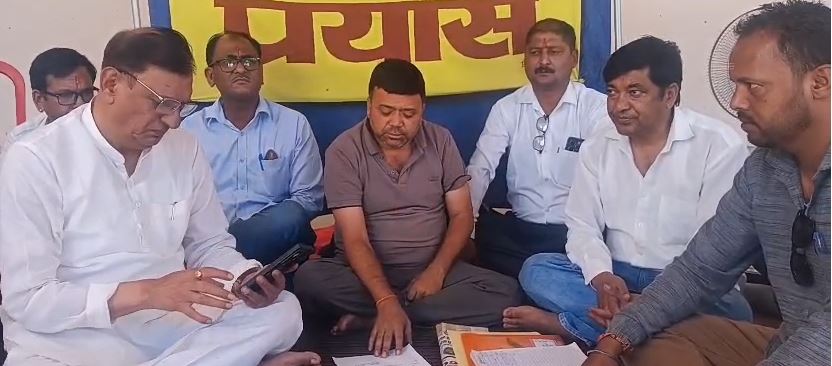 बग्वालीपोखर में जिला पंचायत सदस्य की भूख हड़ताल तीसरे दिन भी जारी, नेताओं ने किया समर्थन