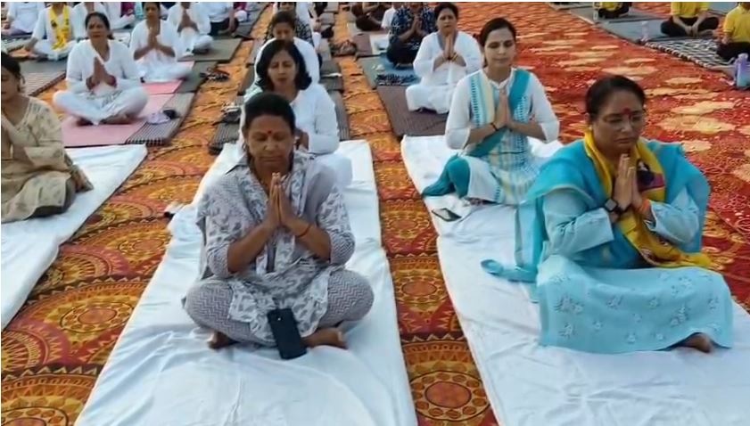 कोटद्वार में विधानसभा अध्यक्ष ऋतु खण्डूड़ी ने किया योगाभ्यास, योग को जीवन का हिस्सा बनाने का आह्वान