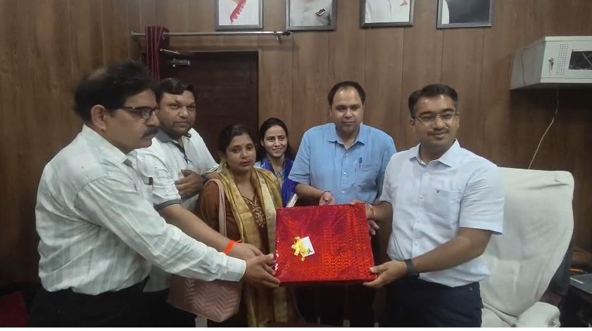 किच्छा में मतदाता पुनरीक्षण अभियान को मिली रफ्तार, उत्कृष्ट कार्य करने वाले तीन बीएलओ सम्मानित