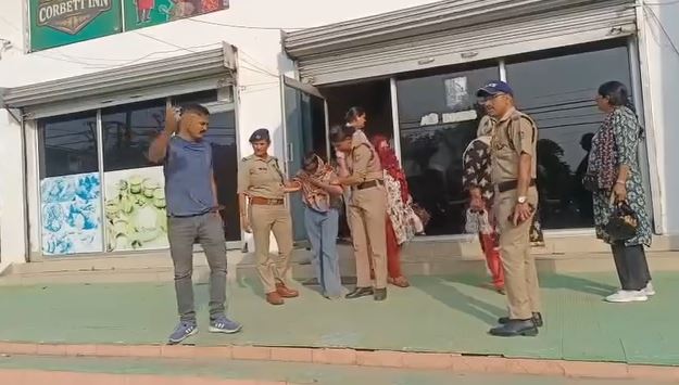 लेवड़ा पुल स्थित होटल में AHTU और पुलिस की छापेमारी, तीन महिलाएं हिरासत में