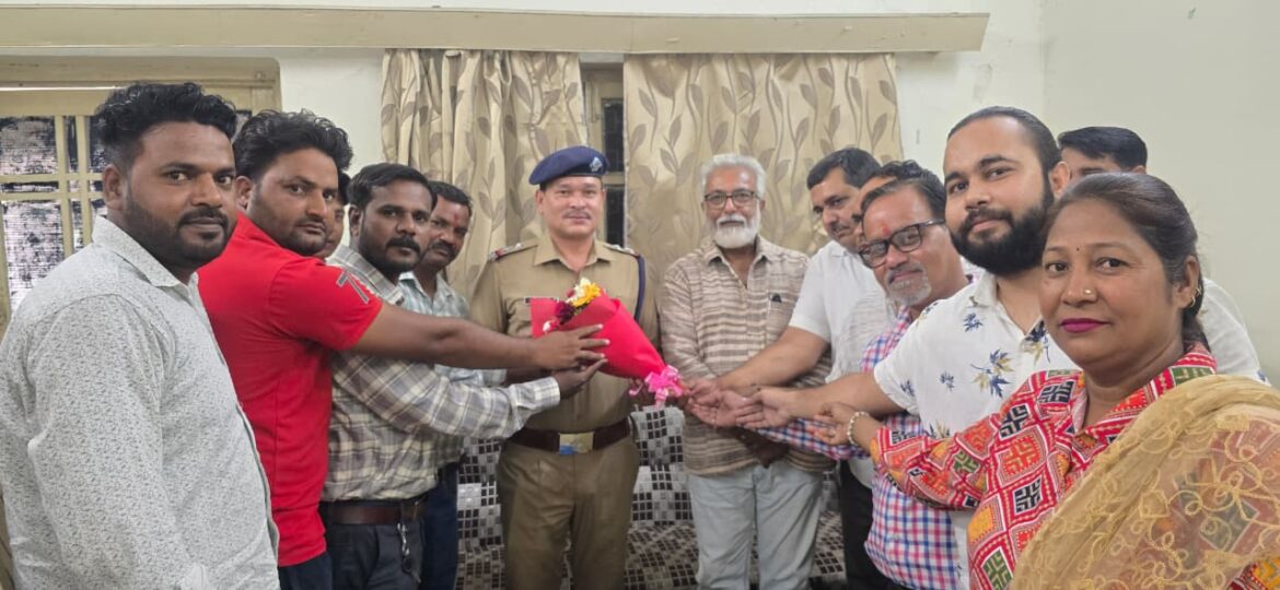 हिंदी पत्रकारिता दिवस पर पत्रकारों का सम्मान, प्रभारी कोतवाल भी हुए सम्मानित
