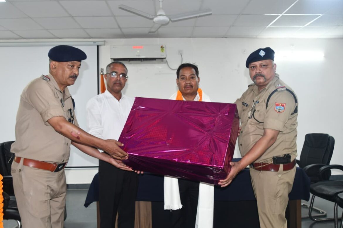 नैनीताल पुलिस के तीन कर्मियों को सेवानिवृत्ति पर दी गई भावभीनी विदाई