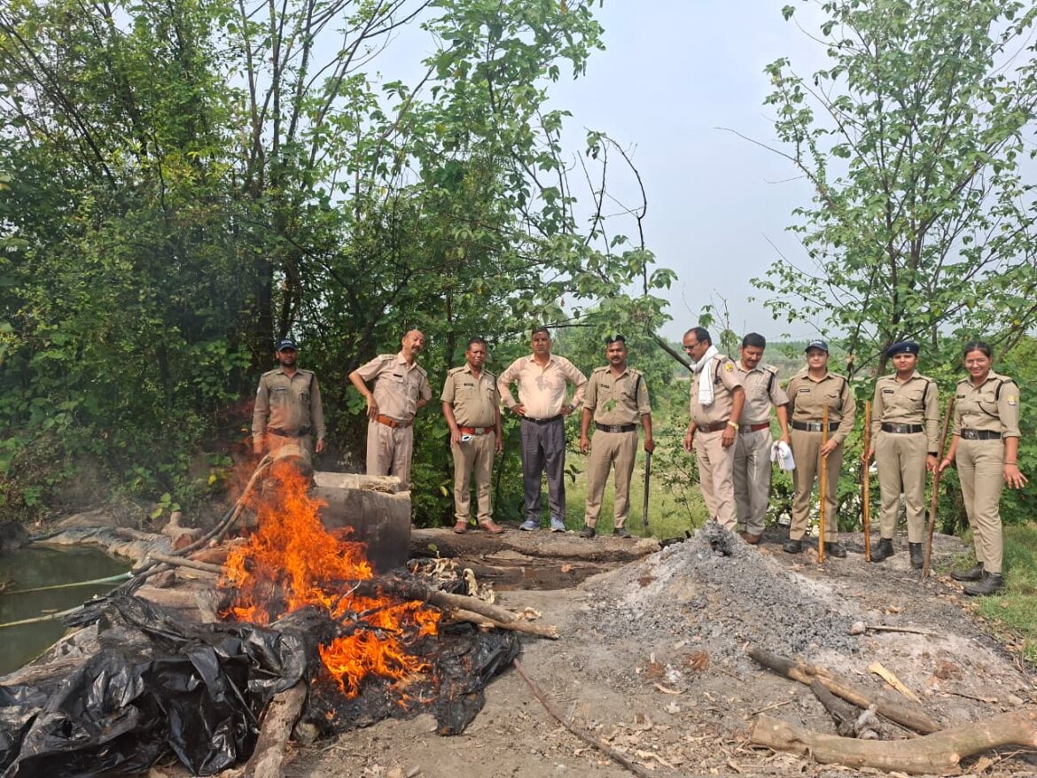 अवैध शराब के खिलाफ आबकारी विभाग की बड़ी कार्रवाई, 130 लीटर कच्ची शराब बरामद, 12,000 किलो लहन नष्ट