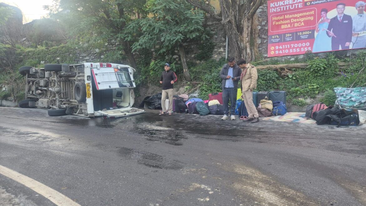 बदरीनाथ हाईवे पर टेंपो ट्रैवलर पलटा, महिला की मौत, 16 यात्री घायल