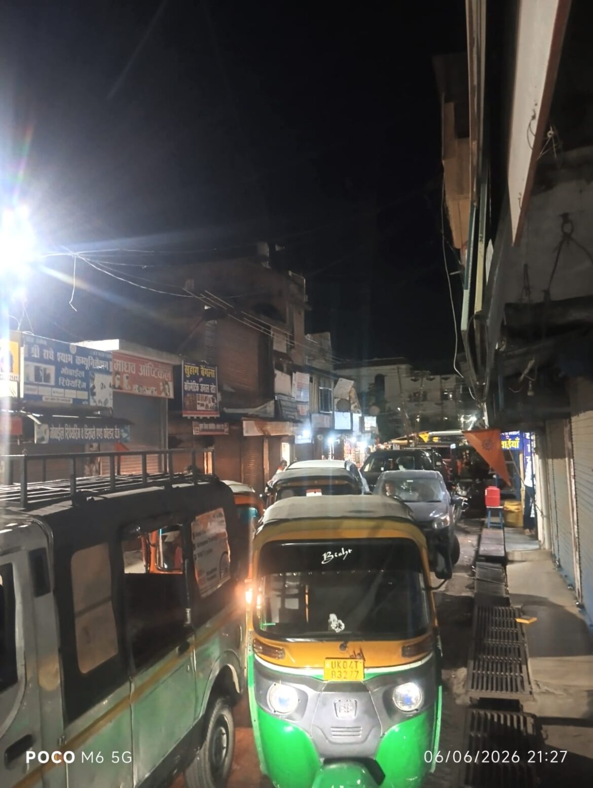 लालकुआं रेलवे फाटक दो घंटे बंद, हजारों लोग जाम में फंसे