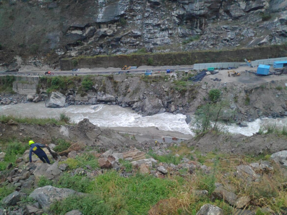 अलकनंदा नदी तट पर फंसे किशोर को एसडीआरएफ ने सकुशल बचाया
