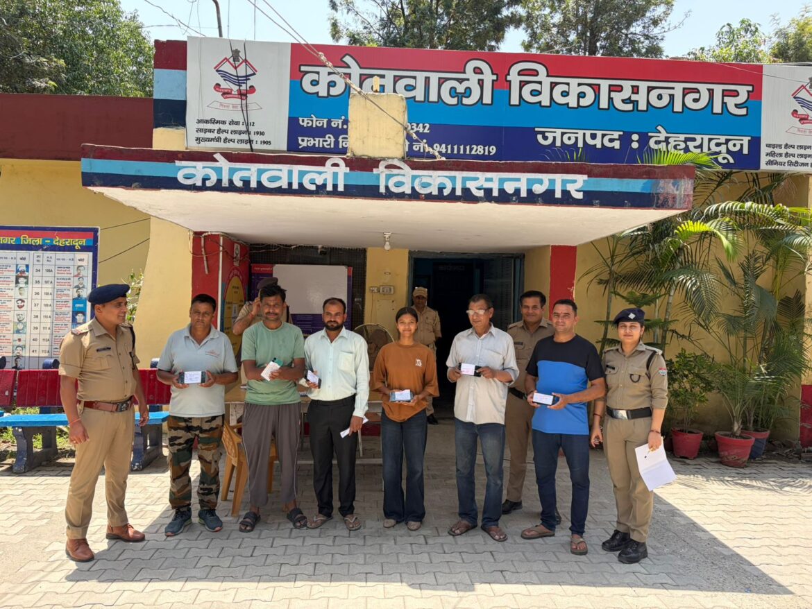 सीईआईआर पोर्टल से 7 मोबाइल बरामद, स्वामियों को लौटाए