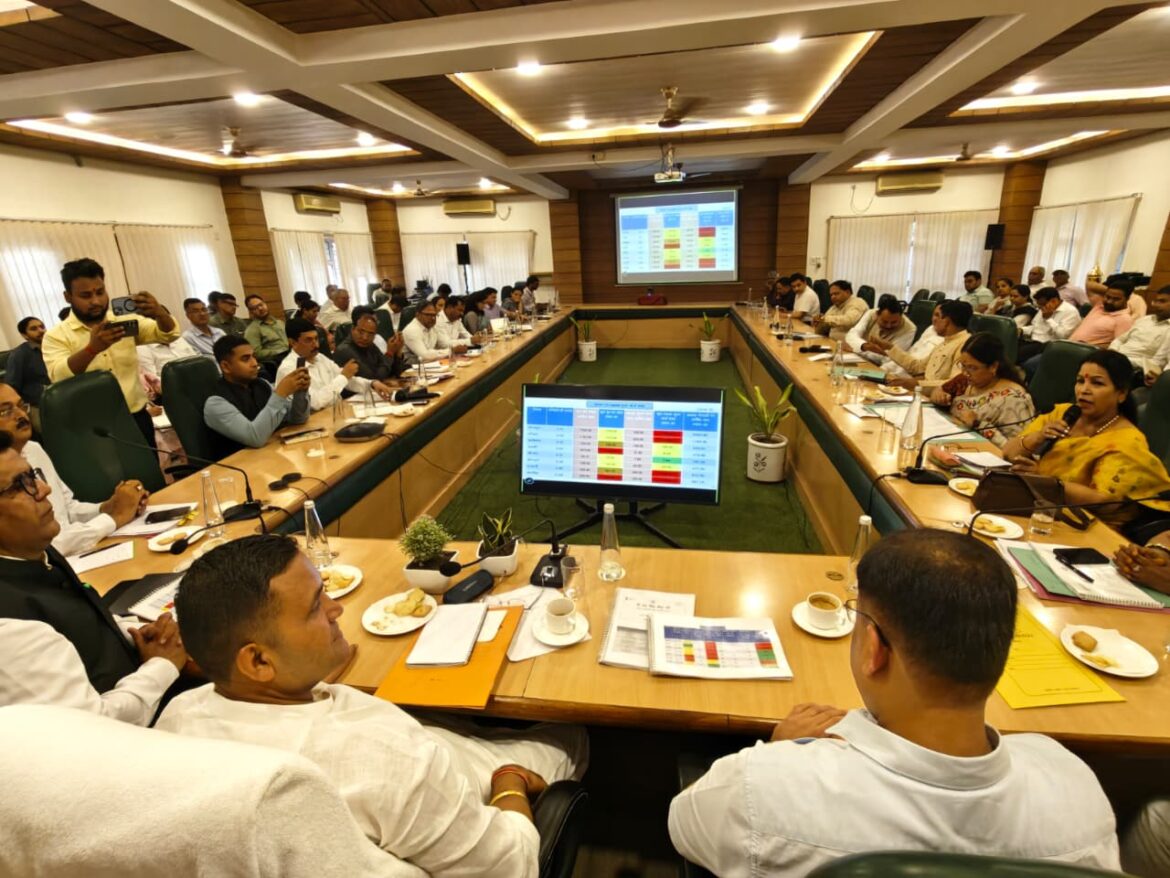 शहरी विकास मंत्री ने की नगर निगमों के विकास कार्यों की समीक्षा, स्वच्छता और आधारभूत सुविधाओं पर दिया जोर
