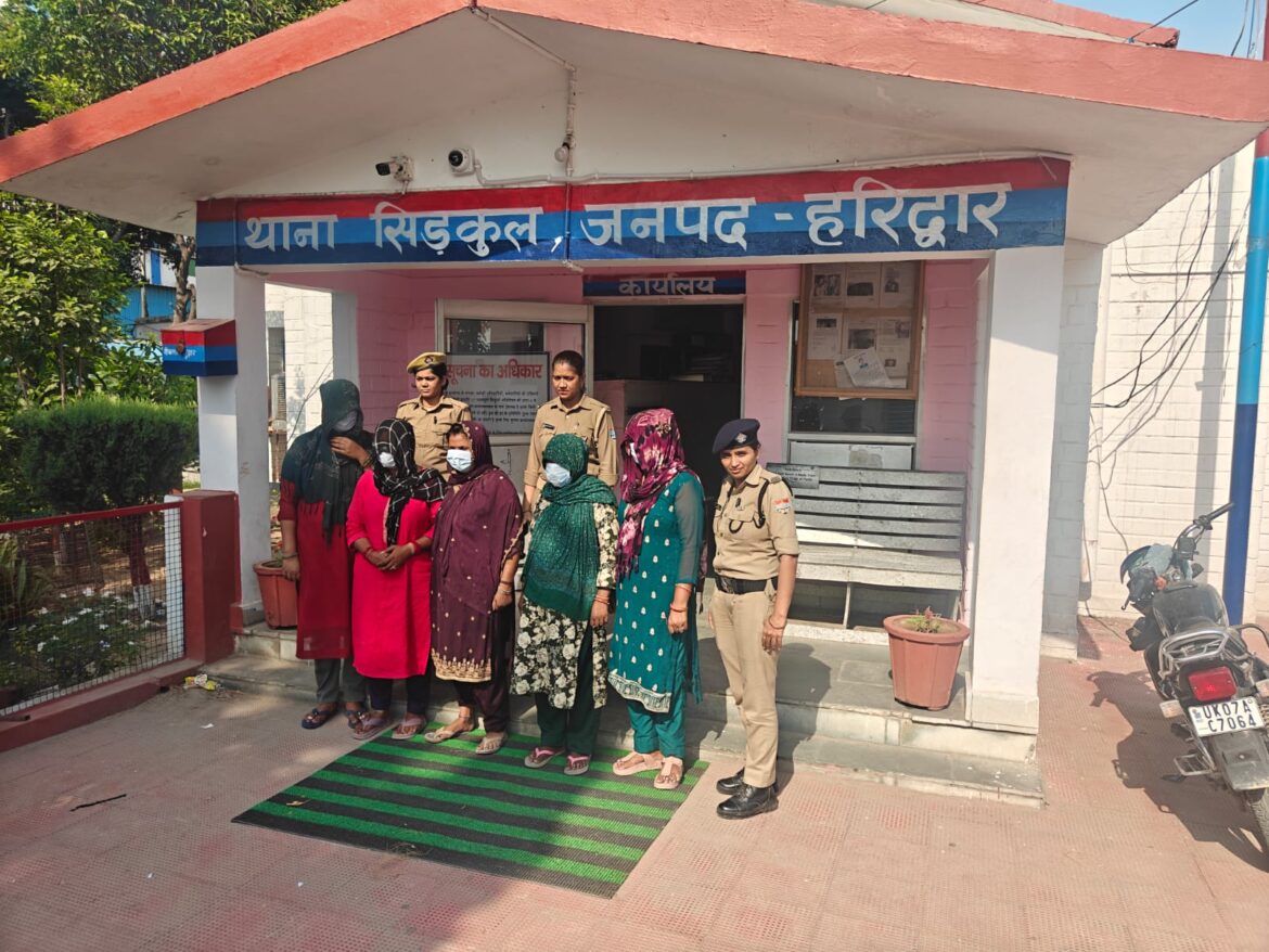 सिडकुल में पुलिस की कार्रवाई अशोभनीय हरकत के आरोप में पांच महिलाएं हिरासत में