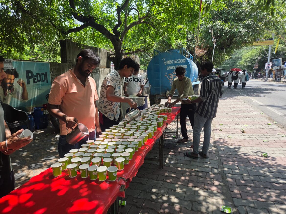 नीम करौली बाबा स्थापना दिवस पर प्रसाद वितरण, सक्सेना परिवार ने भक्तों को कराया शरबत व हलवे का वितरण