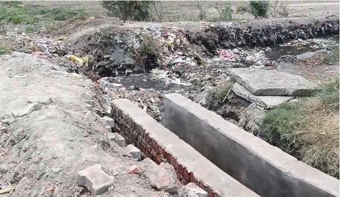 मनरेगा से बने नाले पर ग्रामीणों ने उठाए सवाल, गुणवत्ता और लंबाई को लेकर शिकायत