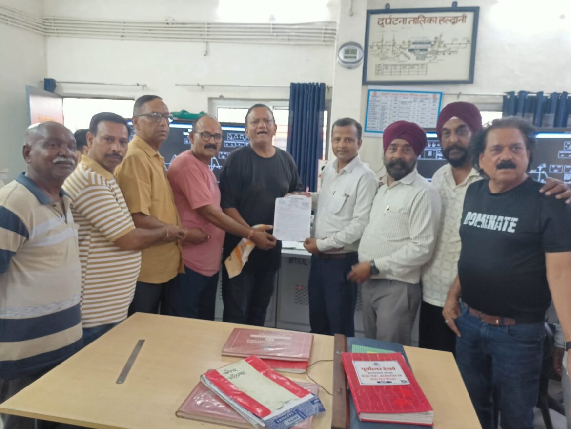 हल्द्वानी-काठगोदाम रेलवे स्टेशन की समस्याओं को लेकर व्यापार मंडल ने सौंपा ज्ञापन