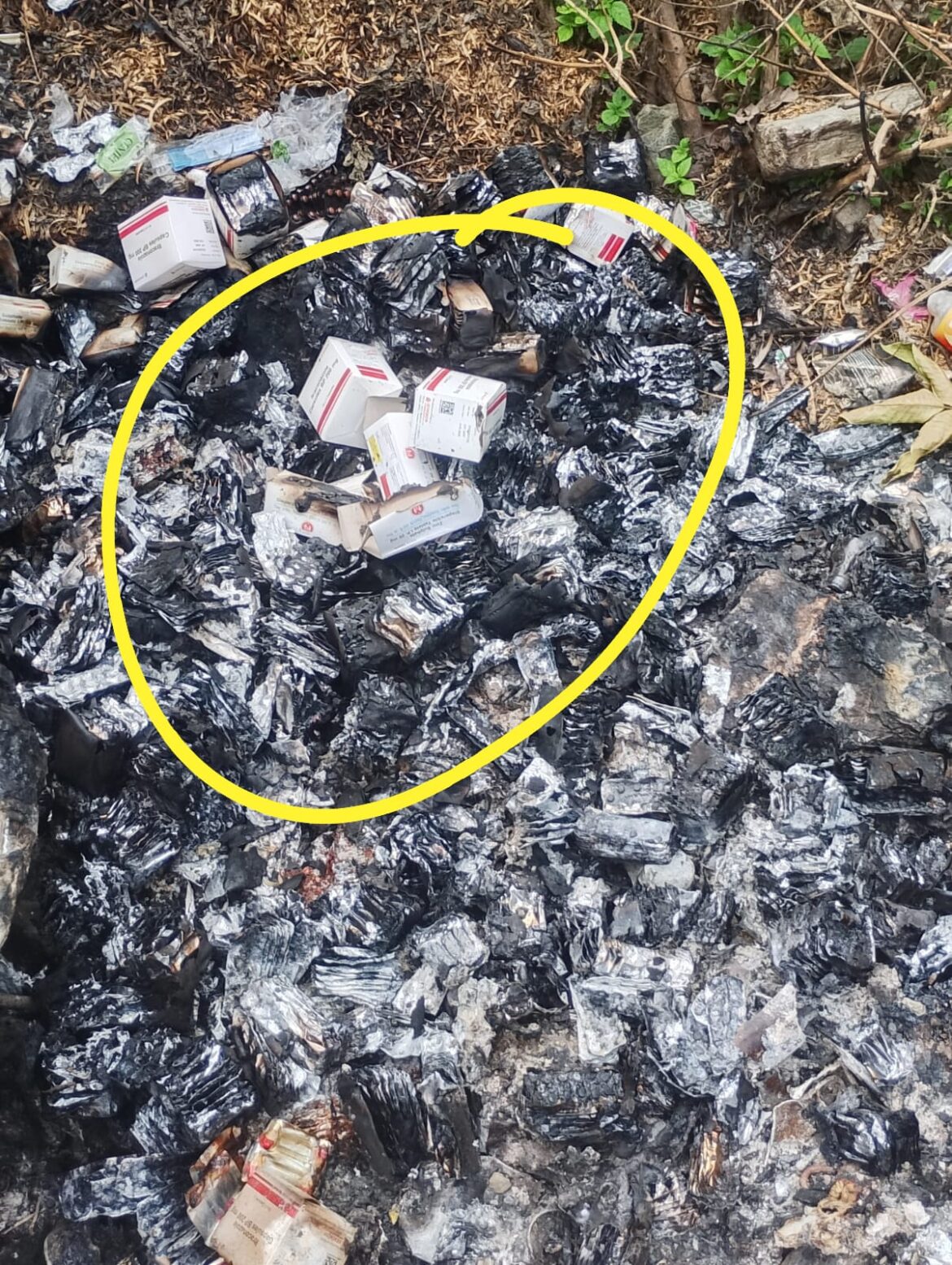 थराली में सरकारी दवाइयों के जले पैकेट मिलने से हड़कंप