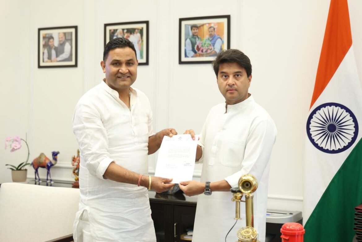 भीमताल क्षेत्र में मोबाइल नेटवर्क सुधार की मांग, कैबिनेट मंत्री राम सिंह कैड़ा ने केंद्रीय मंत्री सिंधिया से की मुलाकात