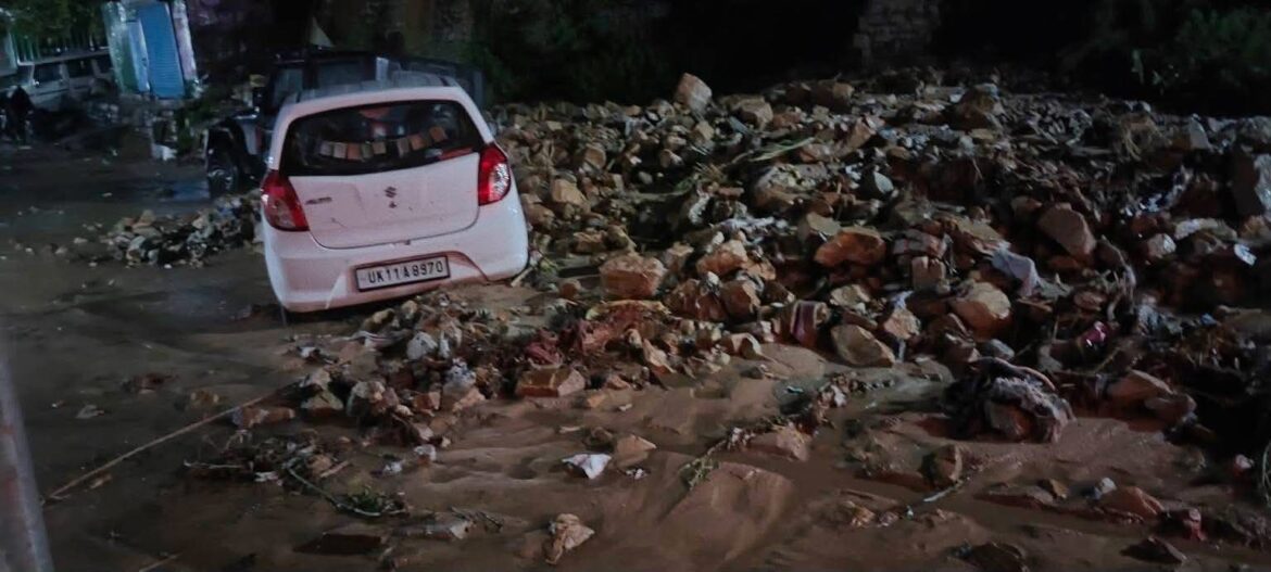 नारायणबगड़ में अतिवृष्टि से भारी तबाही, सड़कें मलबे से पटीं, दुकानें और वाहन क्षतिग्रस्त