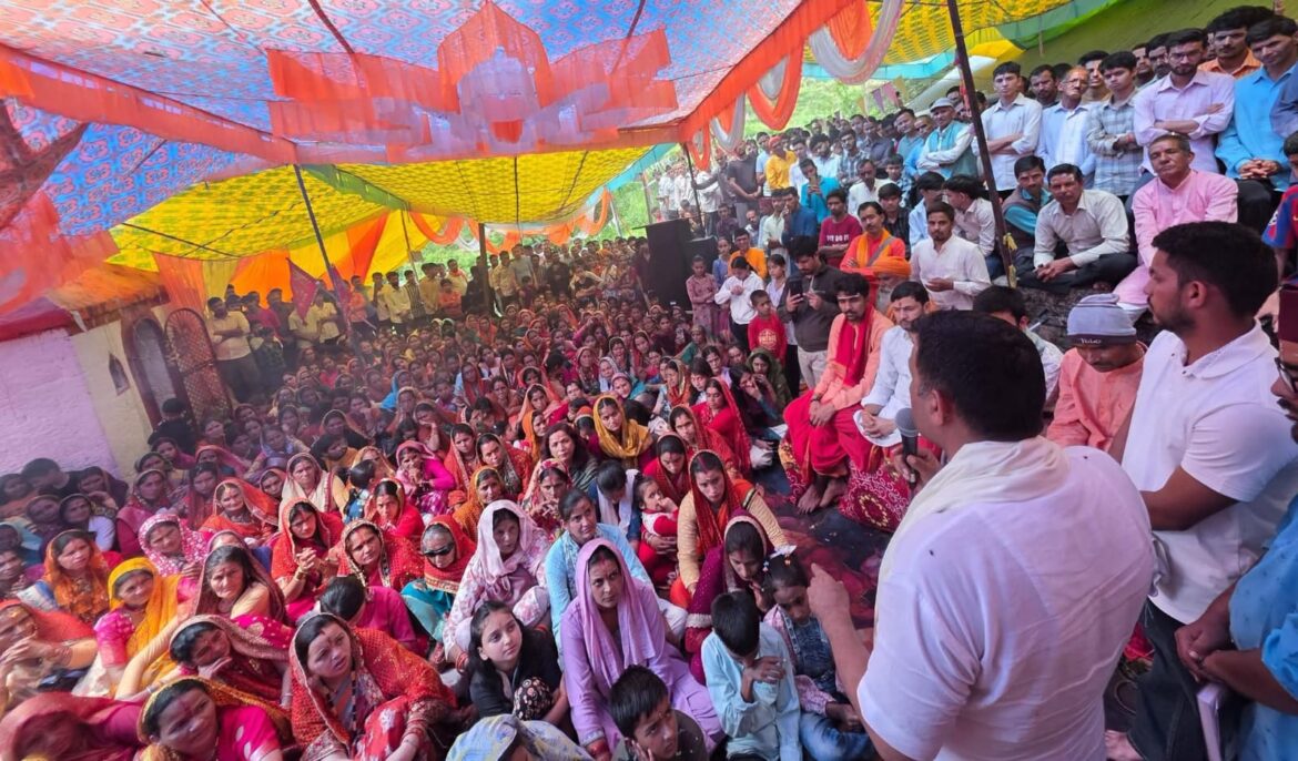 कैबिनेट मंत्री राम सिंह कैड़ा ने ग्रामीण क्षेत्रों का किया दौरा, अधिकारियों को समस्याओं के समाधान के दिए निर्देश