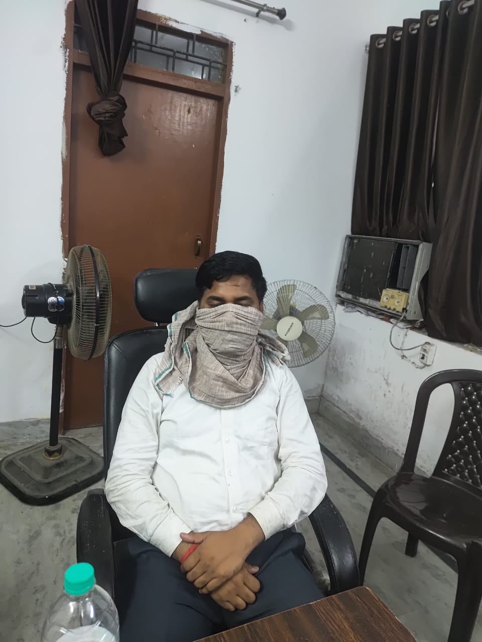 20 हजार की रिश्वत लेते जेई गिरफ्तार, ग्राम विकास अधिकारी पर भी कार्रवाई की तैयारी
