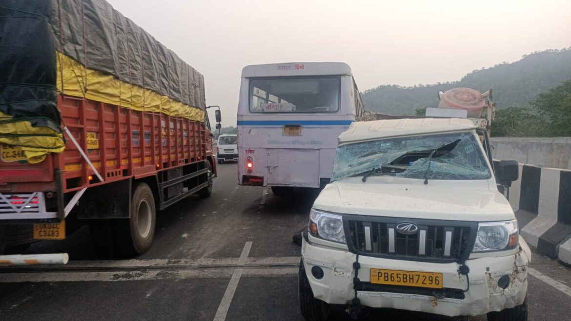 नजीबाबाद हाईवे पर भीषण सड़क हादसा, बस–पिकअप की टक्कर में दो की मौत