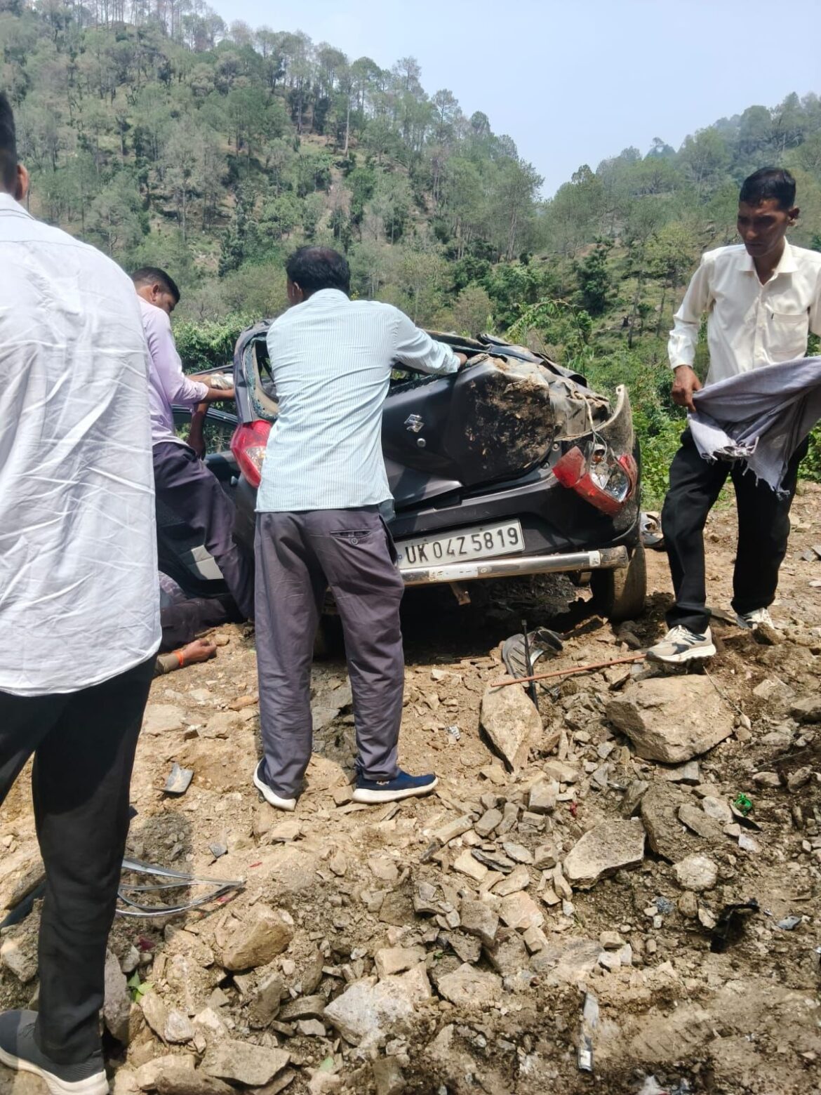 लमगड़ा में दर्दनाक सड़क हादसा, खाई में गिरी कार; चार की मौत, दो गंभीर घायल