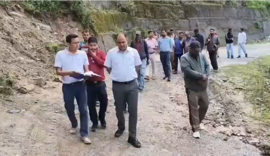 सड़क सुरक्षा को लेकर जिलाधिकारी मनीष कुमार सख्त, ललूवापानी–बनलेख से जयगांव–जैंतोली मार्ग का किया संयुक्त निरीक्षण