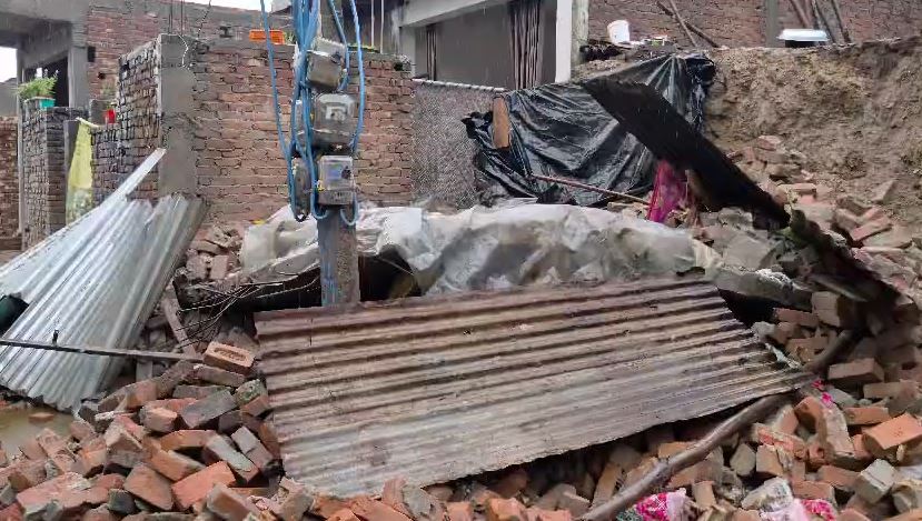 मानसून की पहली बारिश बनी आफत, दो कच्चे मकान ढहे, शादी का सामान मलबे में दबा