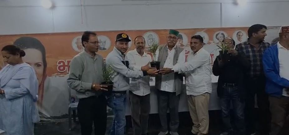 कांग्रेस ने हरेला पर्व पर बांटे पौधे, पर्यावरण संरक्षण का लिया संकल्प