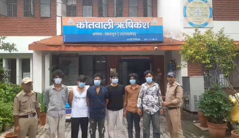 हाई बीम को लेकर सड़क पर बवाल, दो पक्षों में मारपीट, छह युवक गिरफ्तार