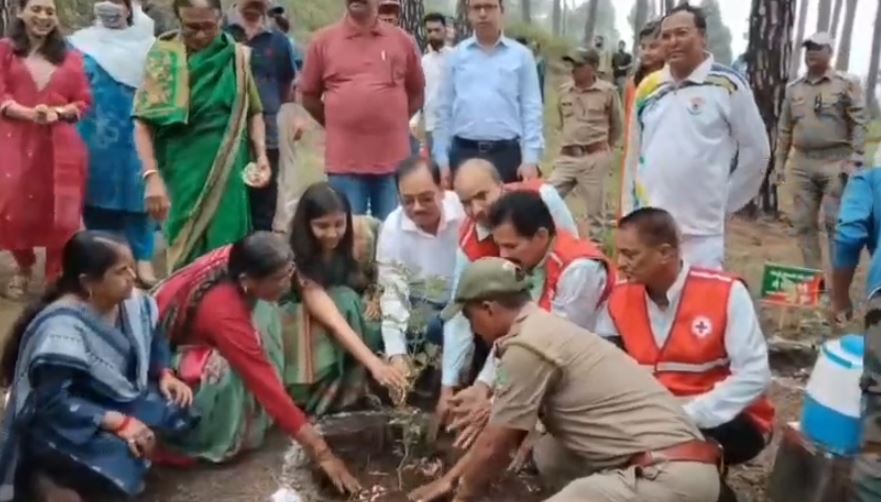 हरेला पर पौड़ी में हरियाली का संकल्प, जनपदभर में लगाए गए 75 हजार से अधिक पौधे