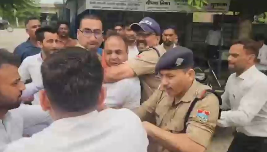 बाजपुर दीवानी न्यायालय में विजिलेंस का छापा, रिश्वत लेते पेशकार गिरफ्तार