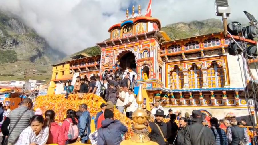 श्रावण मास में बदरीनाथ धाम में फिर बढ़ी श्रद्धालुओं की भीड़