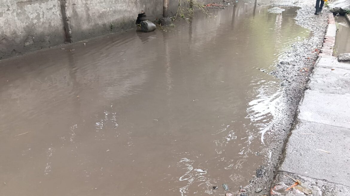 लालकुआँ में पहली ही बारिश ने खोली जल निकासी व्यवस्था की पोल, बाजार से रिहायशी इलाकों तक जलभराव