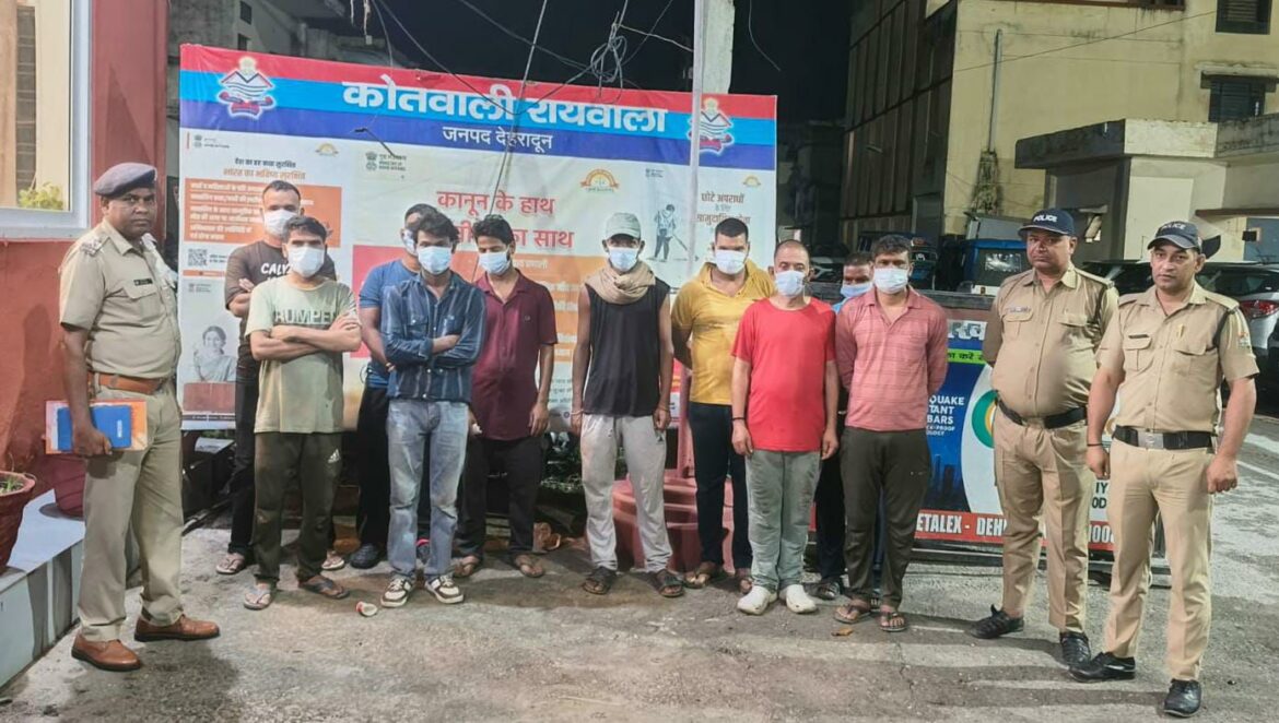 देहरादून ऑपरेशन प्रहार के तहत रायवाला पुलिस की कार्रवाई, सार्वजनिक स्थानों पर शराब पीने वाले 22 लोगों का चालान