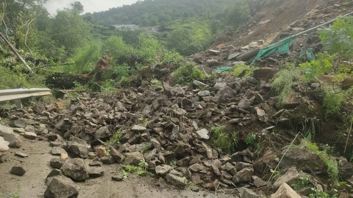 स्यानाचट्टी के पास भूस्खलन से यमुनोत्री हाईवे बंद, कई वाहन मार्ग में फंसे