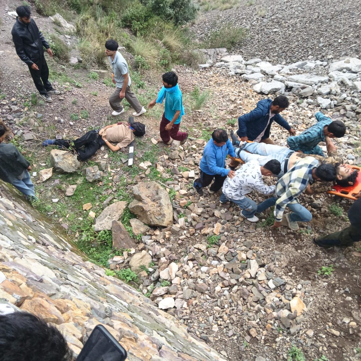 चकराता में दर्दनाक सड़क हादसा, खाई में गिरी कार; दो युवकों की मौत, तीन घायल