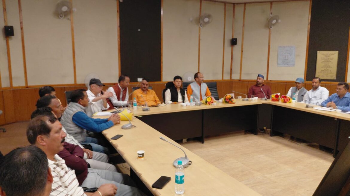 योजनाओं का लाभ समय पर पहुंचाएं, विकास कार्यों में तेजी लाएं : कुंदन लटवाल