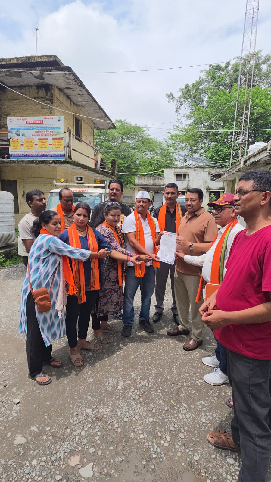 चित्रशिला घाट पर चौपाटी के विरोध में पहाड़ी आर्मी का प्रदर्शन, मुख्यमंत्री को भेजा ज्ञापन