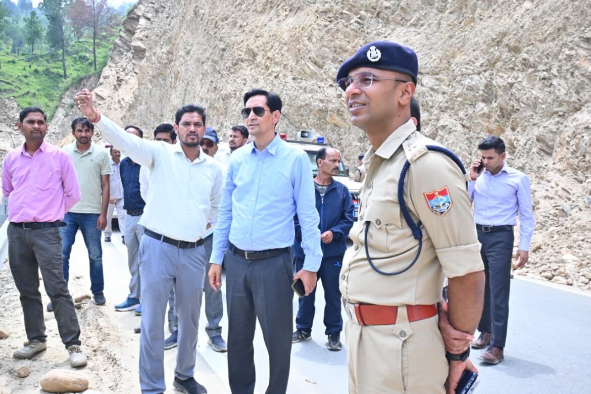 क्वारब स्लाइड जोन के कार्यों का आयुक्त कुमाऊं ने किया निरीक्षणगुणवत्ता और समयबद्धता के साथ कार्य पूरा करने के दिए निर्देश
