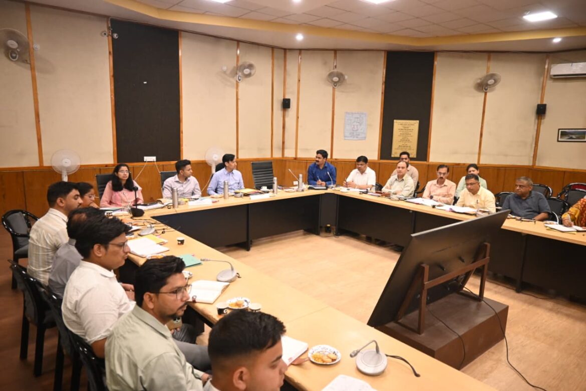जनहित सर्वोपरि, योजनाओं का समयबद्ध और पारदर्शी क्रियान्वयन सुनिश्चित करें: आयुक्त दीपक रावत