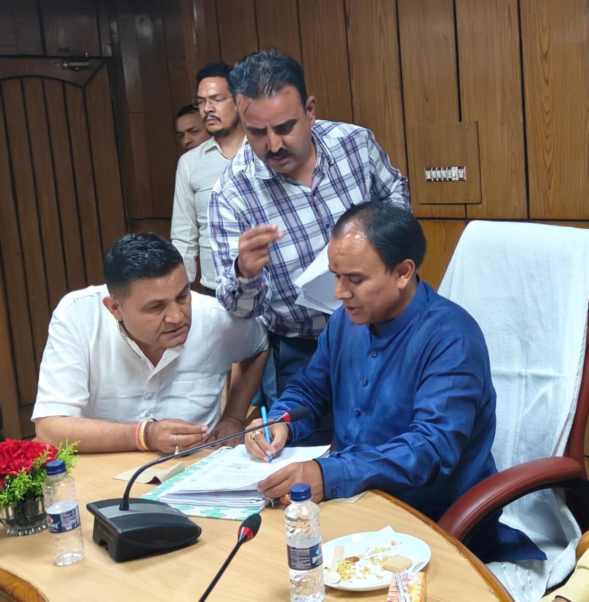 भीमताल में शिक्षा व्यवस्था मजबूत करने की मांग, मंत्री राम सिंह कैड़ा ने शिक्षा मंत्री से की मुलाकात
