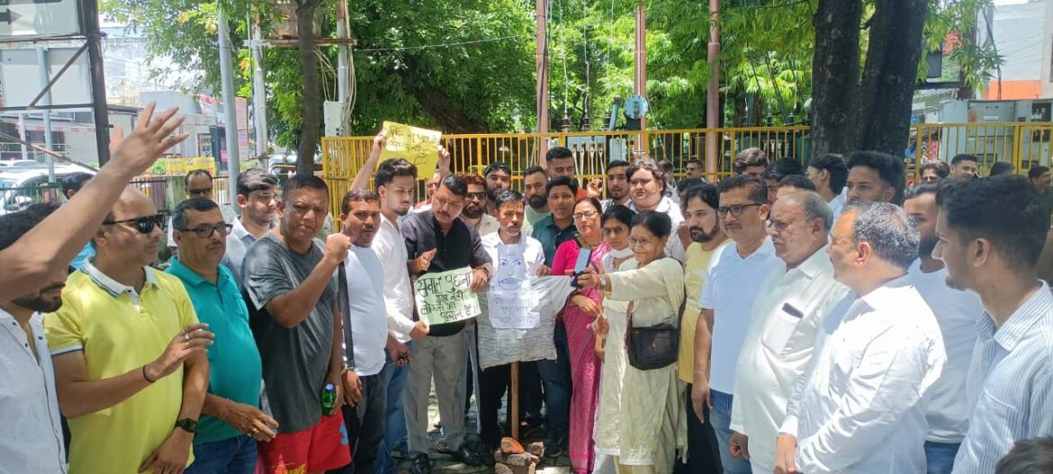 छात्रों पर लाठीचार्ज के विरोध में हल्द्वानी कांग्रेस का प्रदर्शन, भाजपा सरकार के खिलाफ जताया आक्रोश