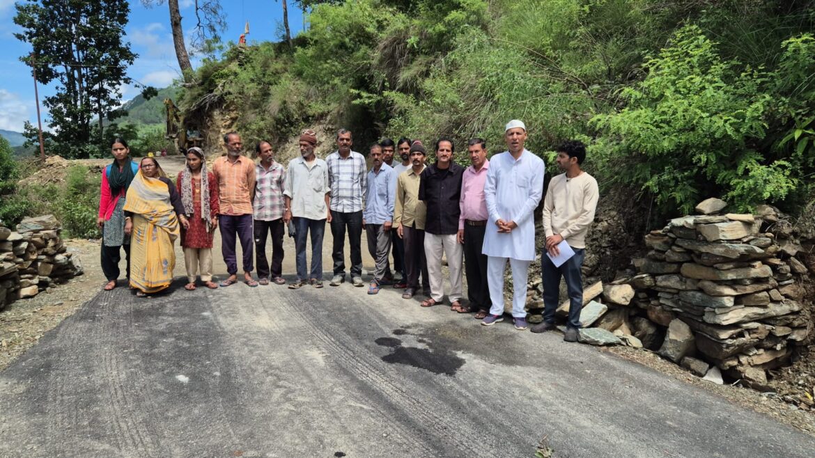 सड़क निर्माण की गुणवत्ता को लेकर ग्रामीणों का धरना, एक सप्ताह में कार्रवाई नहीं होने पर उग्र आंदोलन की चेतावनी