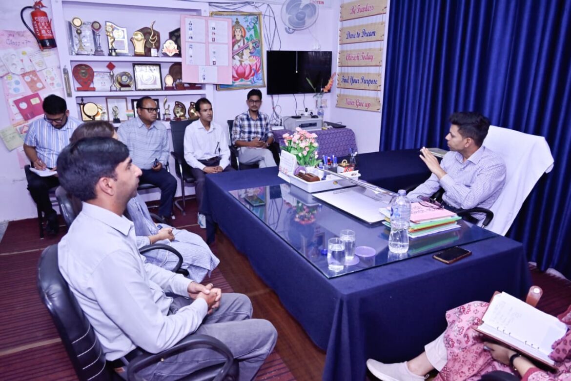 डीएम अंशुल सिंह ने जीआईसी मजखाली का किया निरीक्षण, हाईटेक शौचालय के लिए 10 लाख रुपये किए स्वीकृत