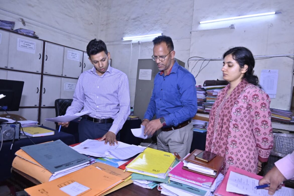 रानीखेत तहसील पहुंचे जिलाधिकारी अंशुल सिंह, लंबित राजस्व वादों के शीघ्र निस्तारण के दिए निर्देश