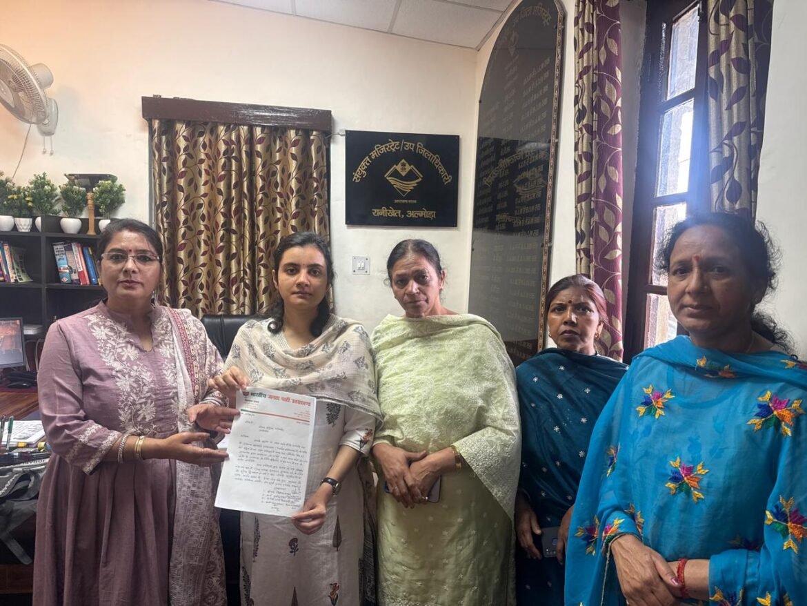रानीखेत अस्पताल में जन औषधि केंद्र दोबारा शुरू करने की मांग, महिला मोर्चा ने सौंपा ज्ञापन