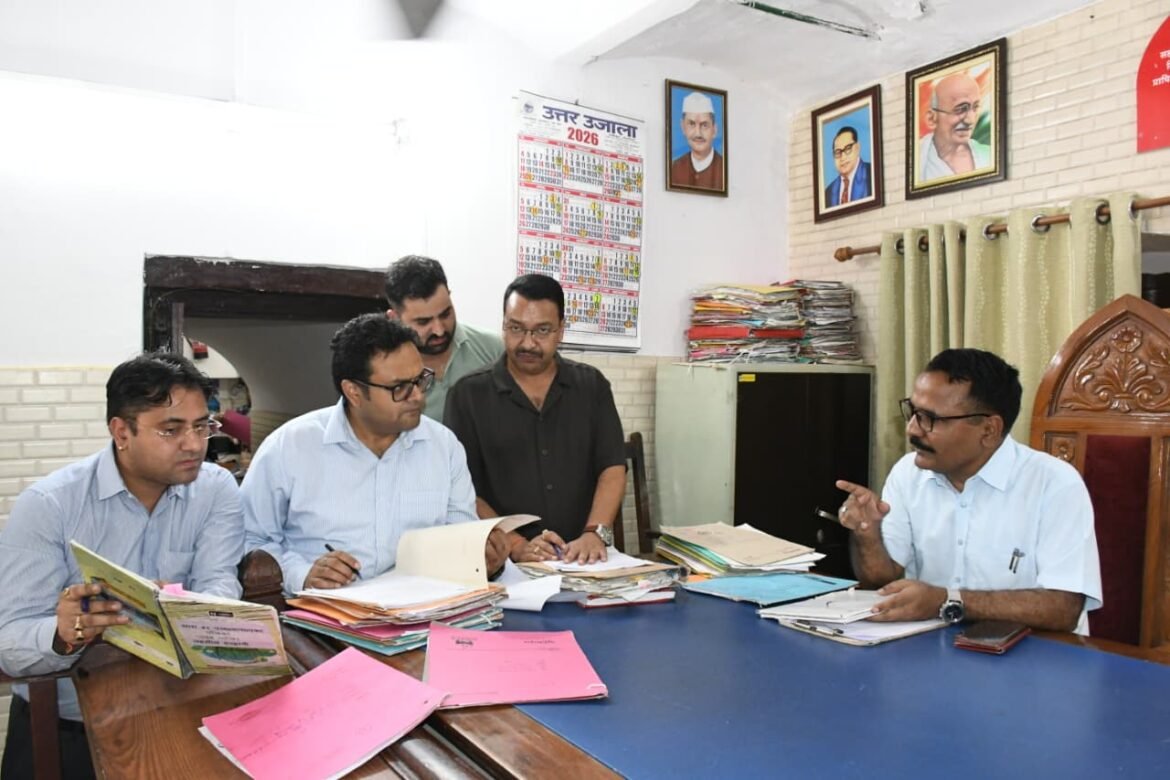 हल्द्वानी तहसील के औचक निरीक्षण में जिलाधिकारी सख्त, एक वर्ष से लंबित भूमि सीमांकन मामलों पर जताई नाराजगी