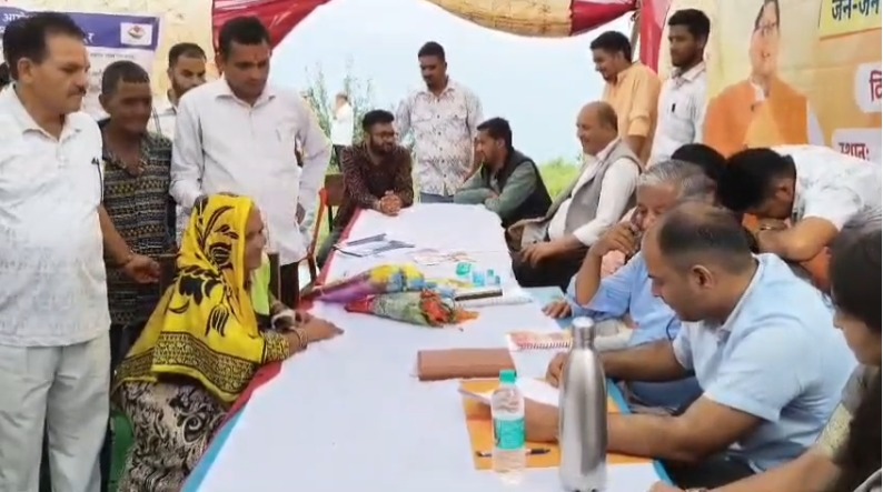 मऊ में बहुउद्देशीय शिविर आयोजित, 485 लाभार्थियों को मिला योजनाओं का लाभ
